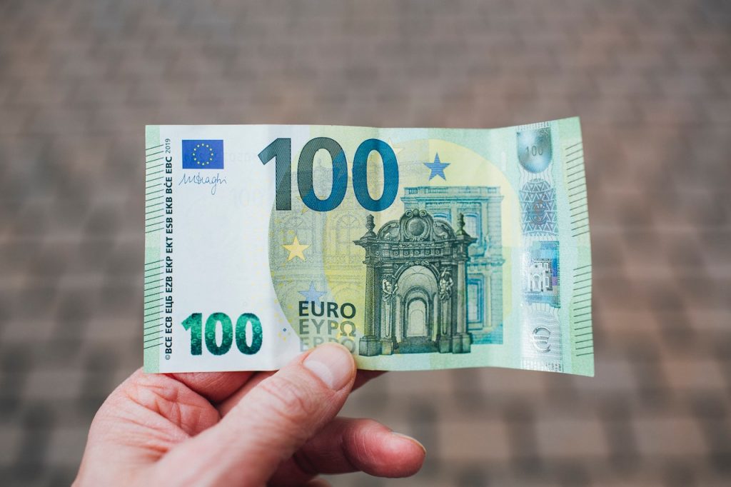 „Złoty” wobec euro i dolara – jak przedstawiają się prognozy dla polskiej waluty?